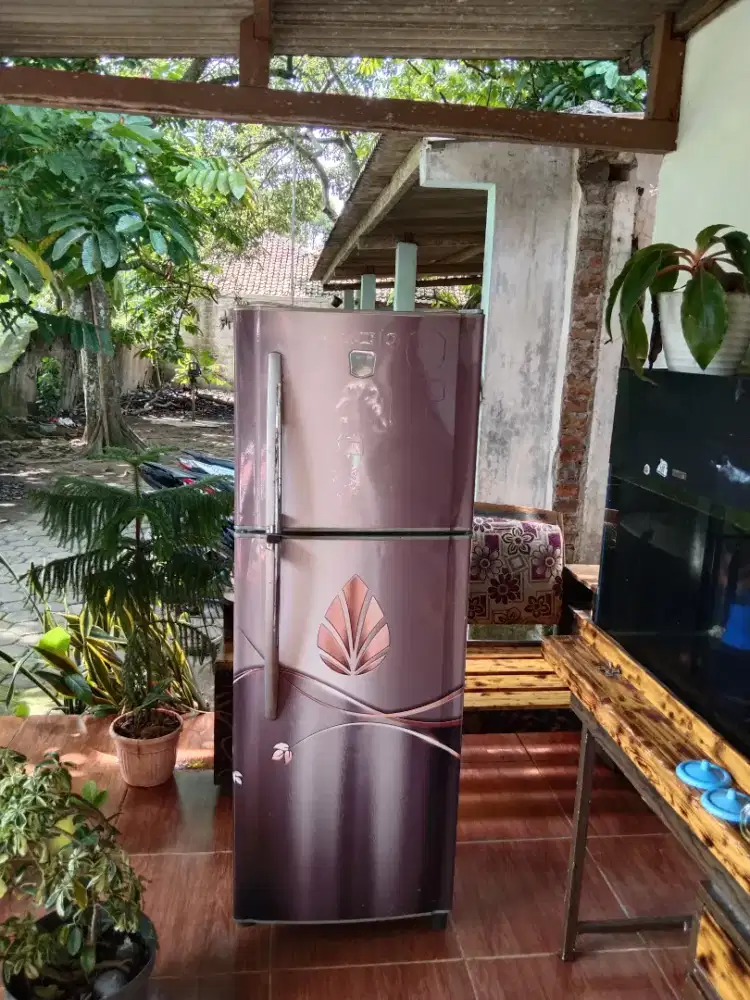 Kulkas 2 pintu dijual cepat