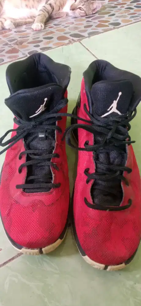 Sepatu basket ada minus