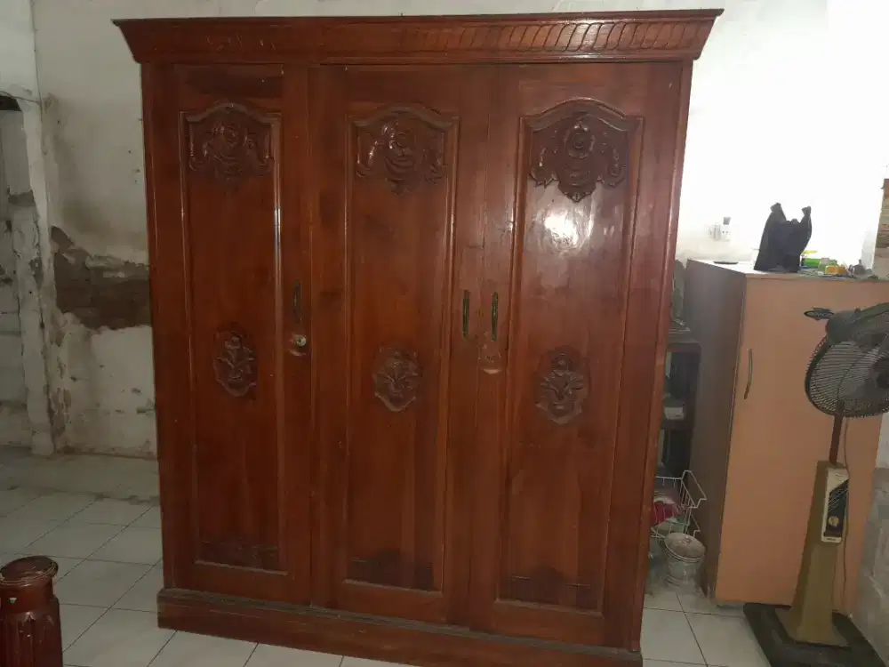 Dijual alamari pakaian jati tua ukuran 2.00x1.80 meter
