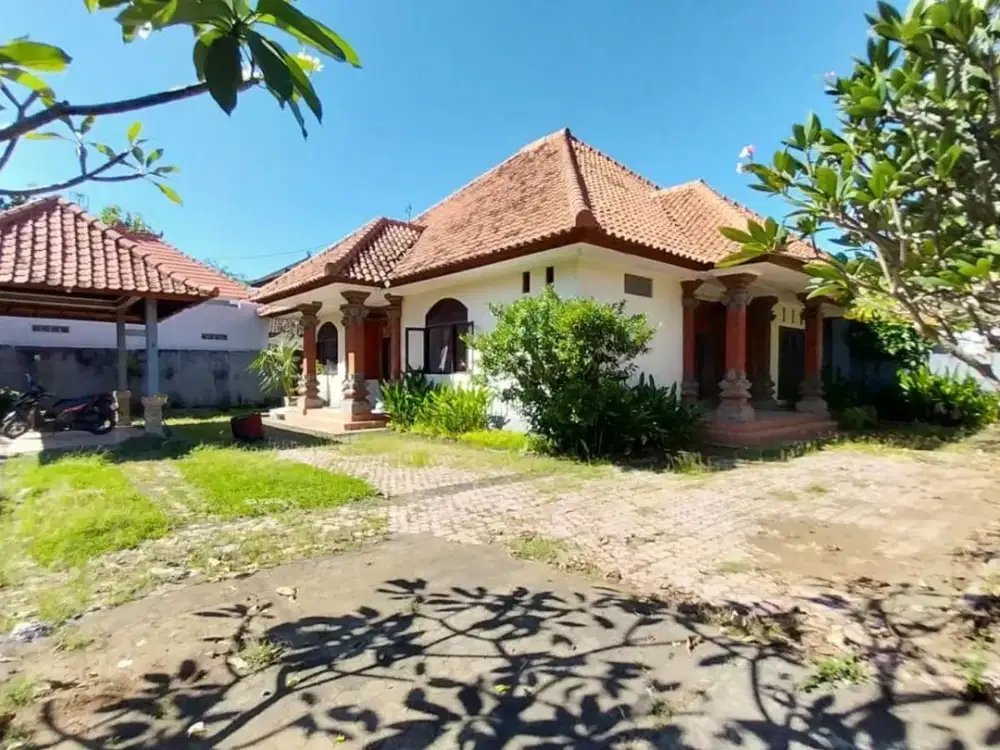 Rumah 4 Kamar Tidur dengan Taman Luas Disewakan, di Denpasar Barat.