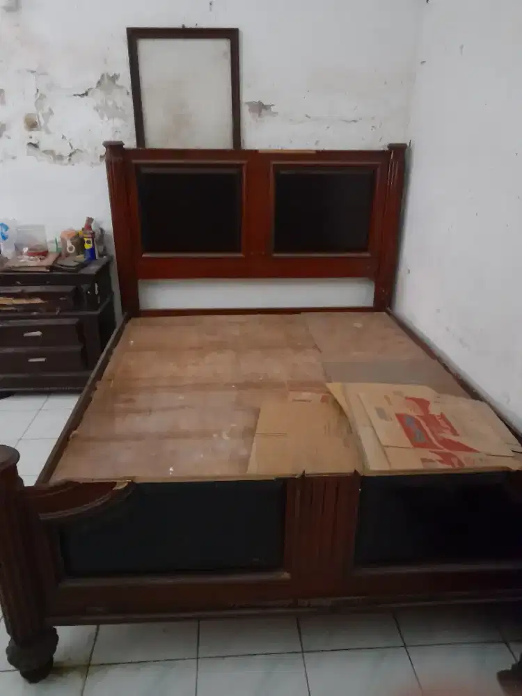 Dijual dipan jati antik ukuran 2.00x1.60 meter
