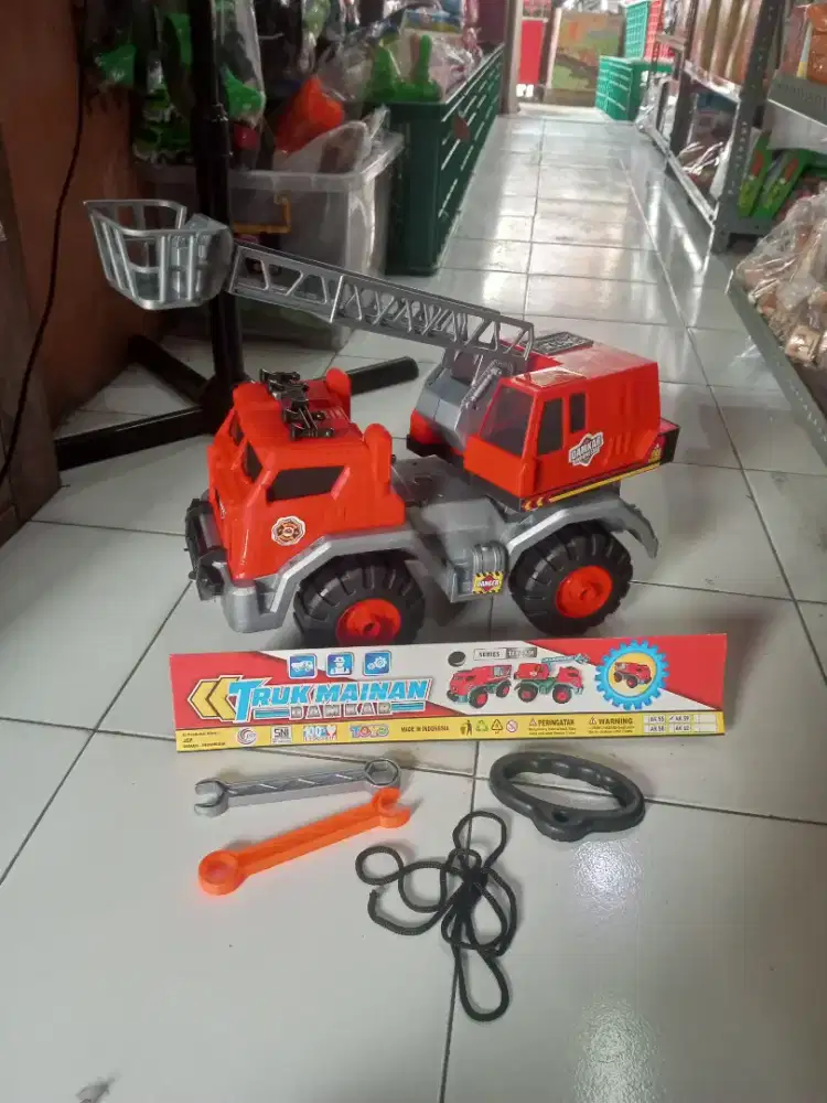 Mainan anak truk pemadam ak