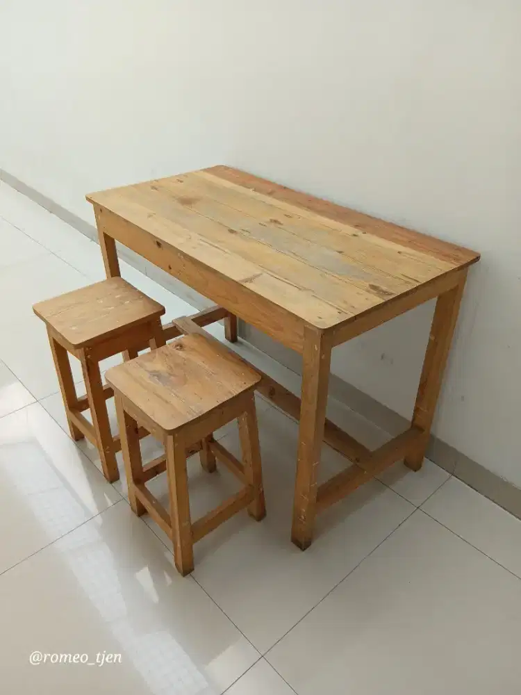 Meja makan kayu