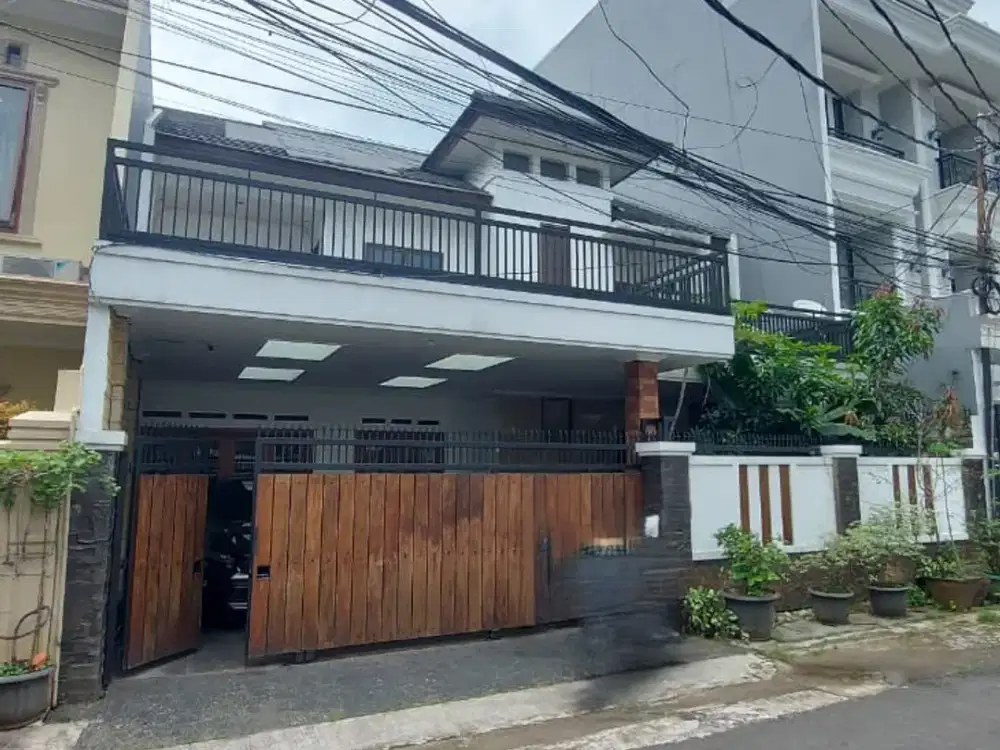 Rumah Cantik di Daerah Tebet Jakarta Selatan dengan Akses 2 Mobil Lega