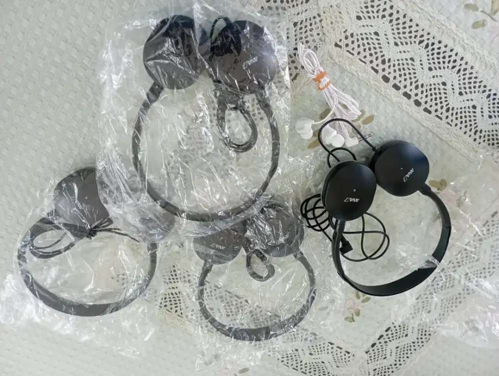 4 Headset & 1 Earphone ANA AIRLINES