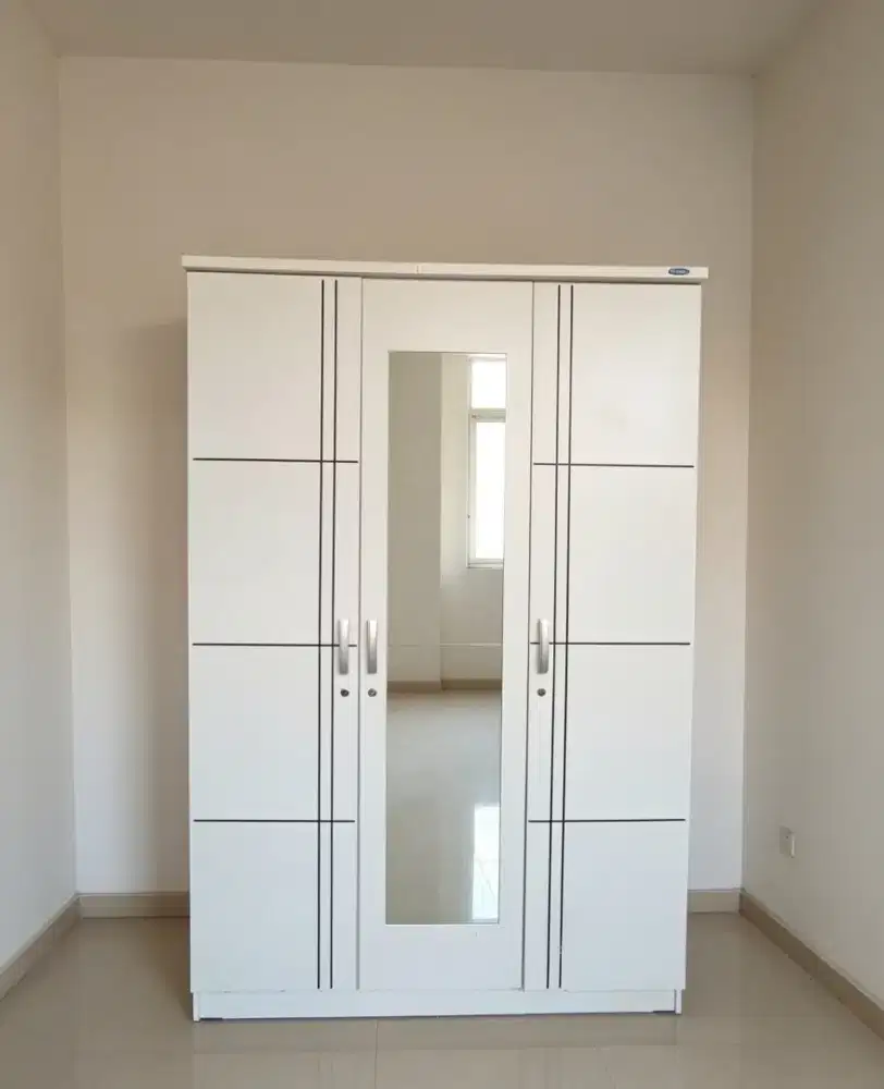 Lemari Pakaian 3 pintu putih