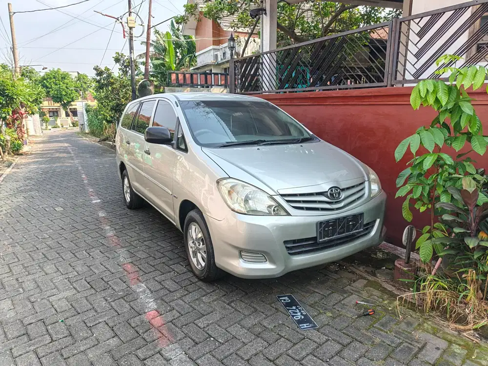 Toyota Kijang Innova 2011 Bensin
