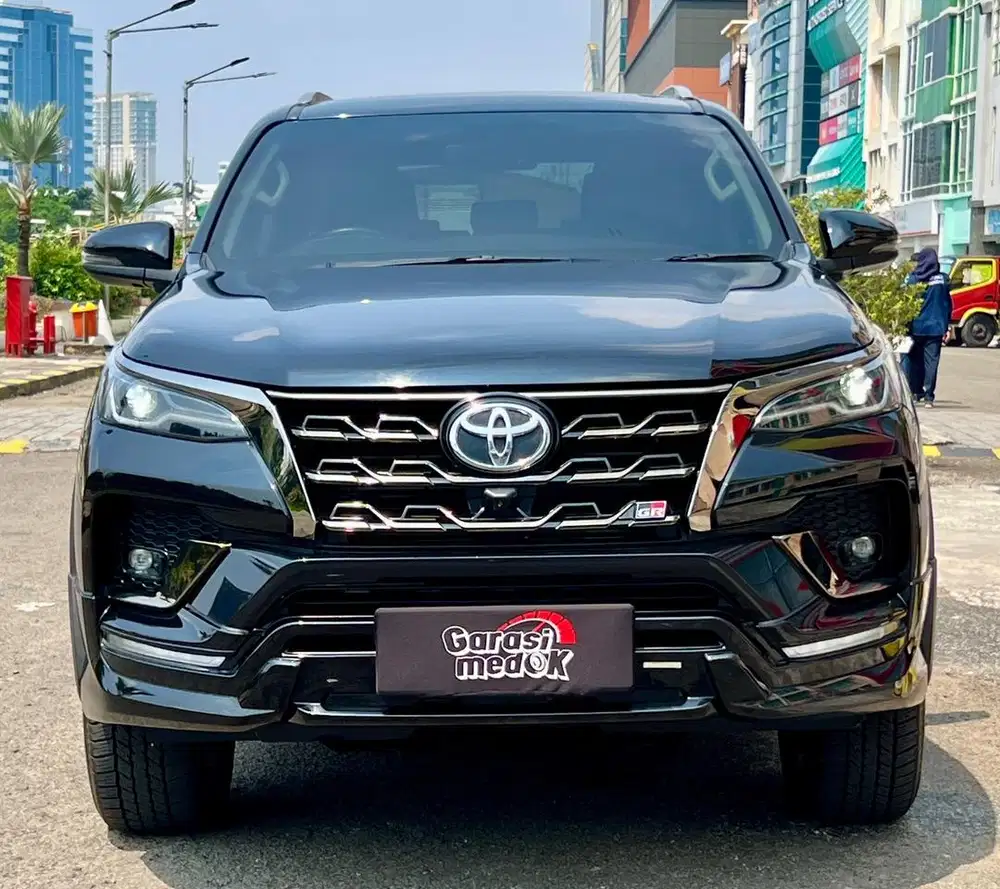 Toyota Fortuner VRZ 2.8 GR 2024 Antik Low Km Murah Bekas Hitam Ganjil