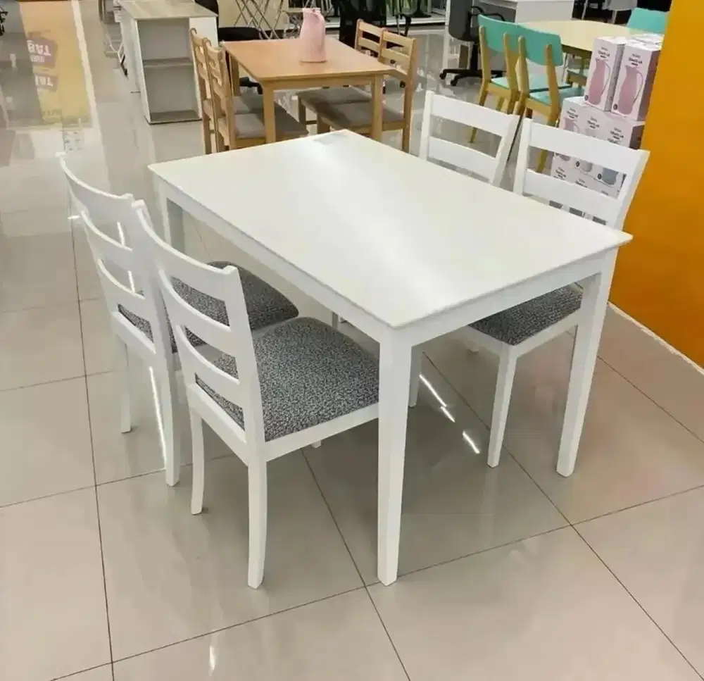 Meja makan yania