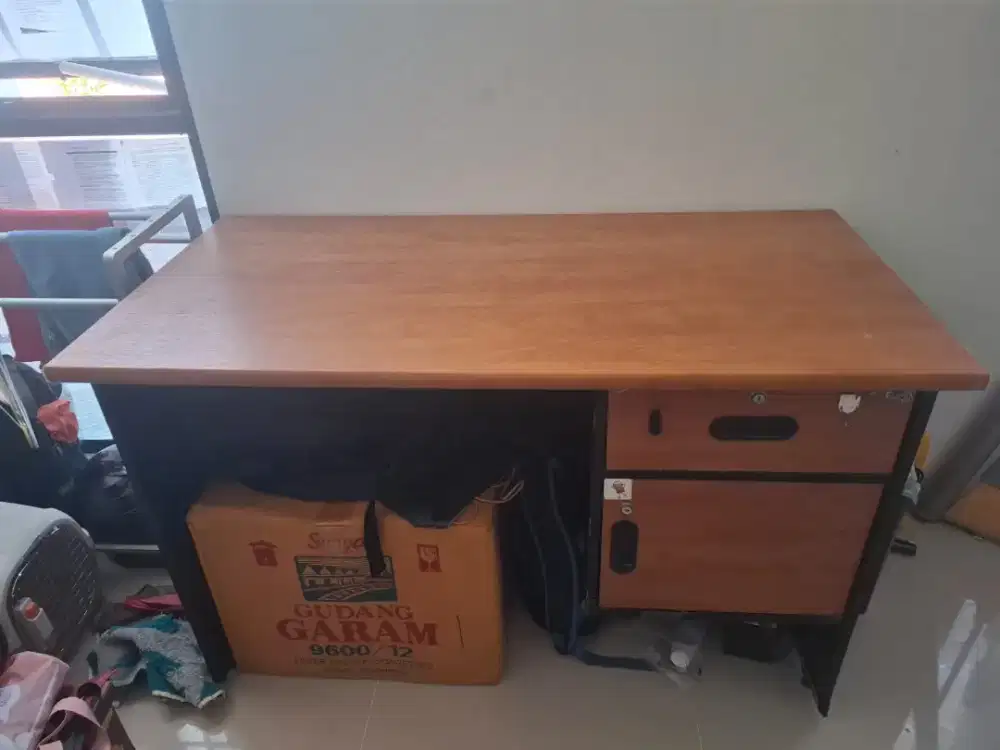 Meja kantor kondisi bekas