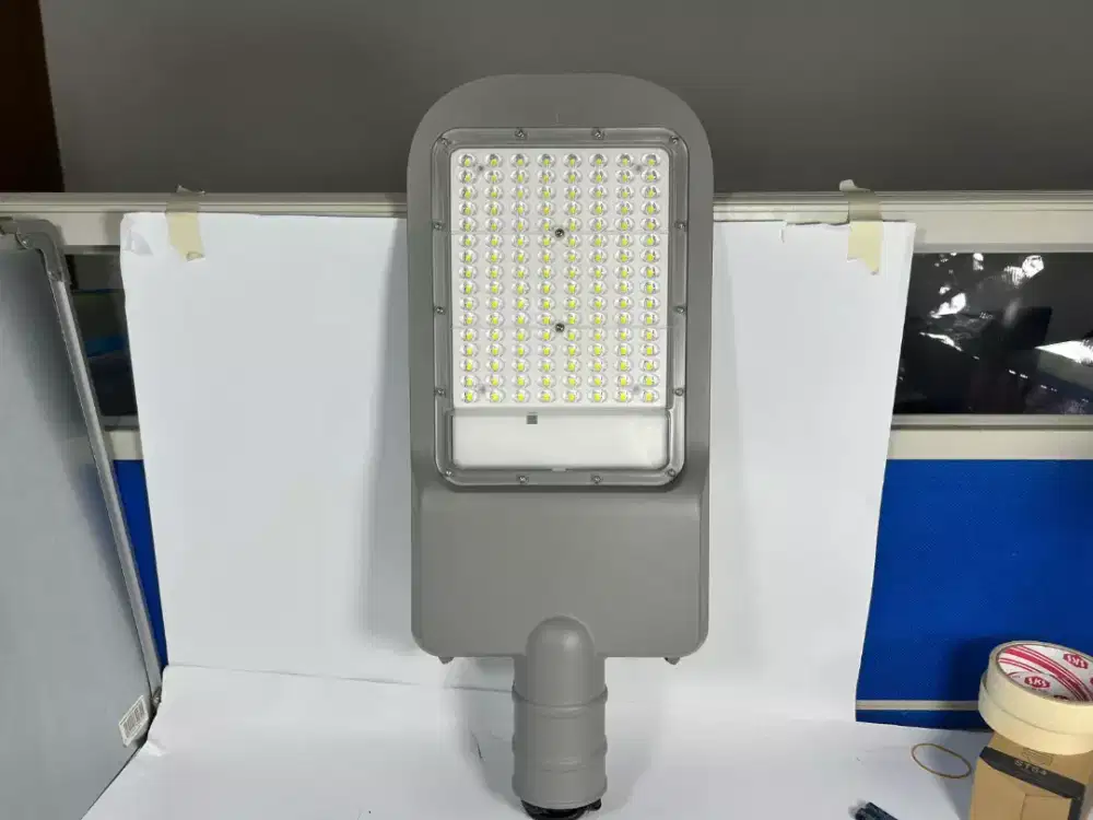 Lampu tenaga surya hinolux 1000 watt