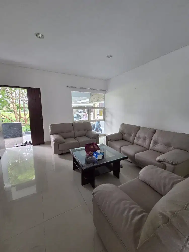 Dijual Rumah Cantik di Kota Baru Parahyangan Siap Huni