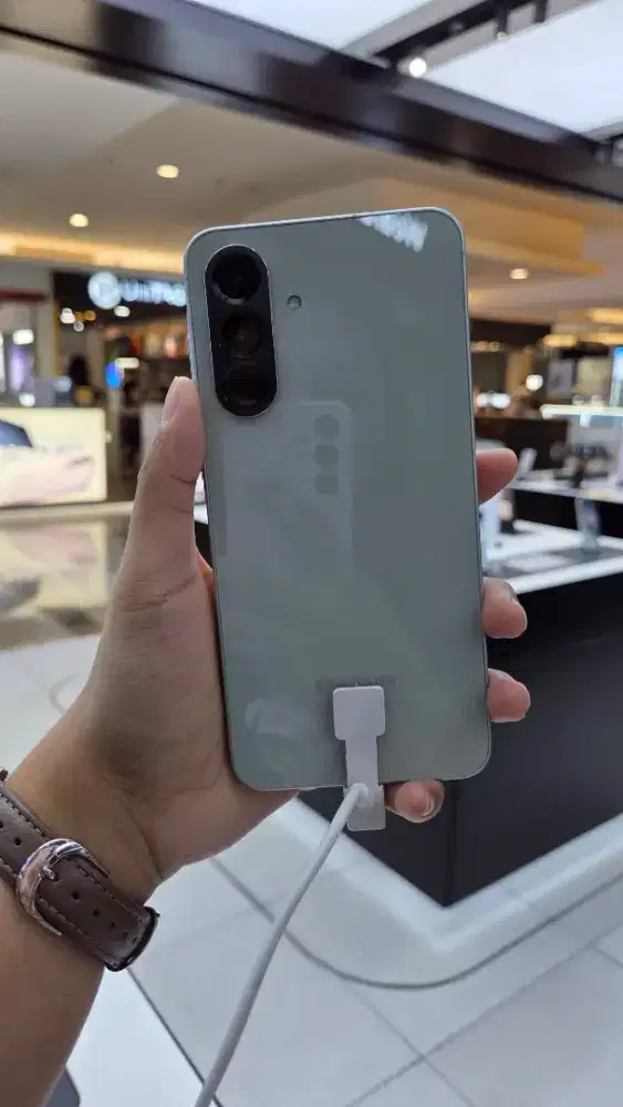 SAMSUNG GALAXY A56 NEW!! FREE CHARGER