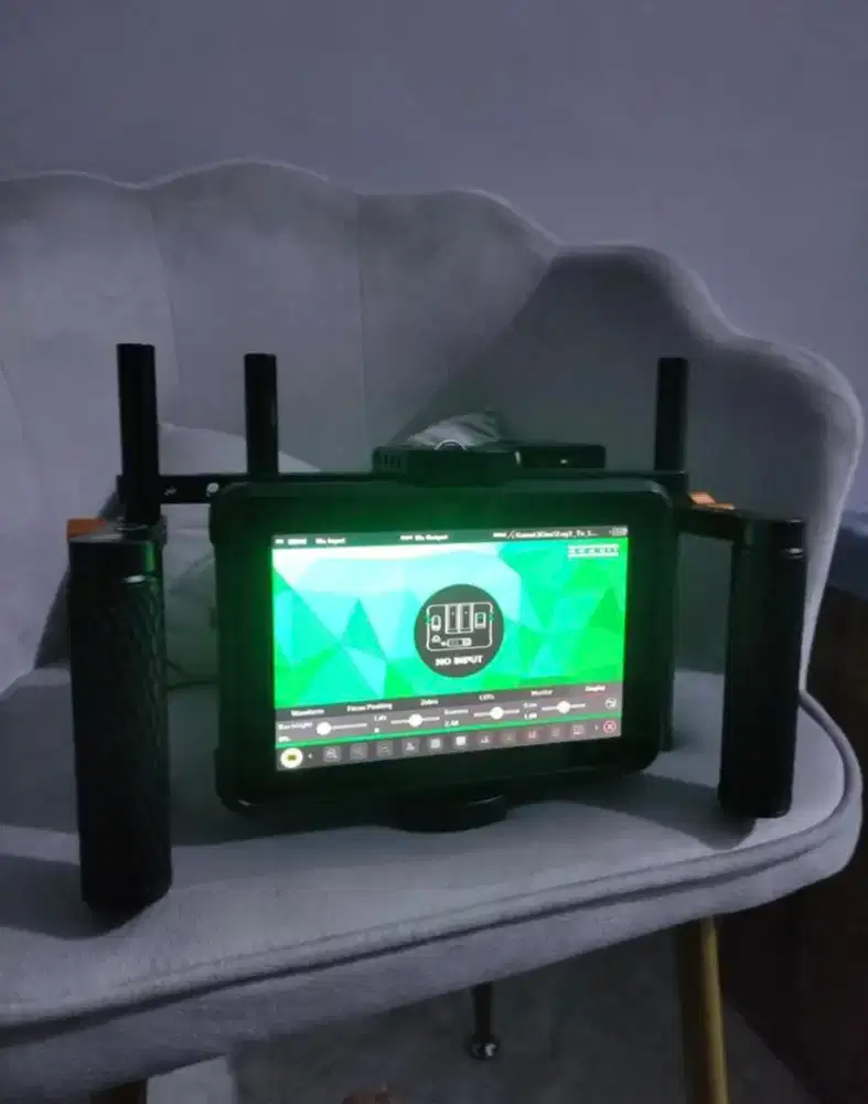 For sale Atomos Shinobi 7 4K HDMI/SDI Camera Monitor + Monitor cage