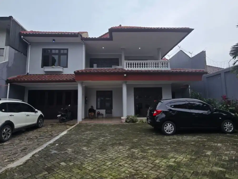 Rumah Disewakan Di Jeruk Purut Raya ada Swimming Pool