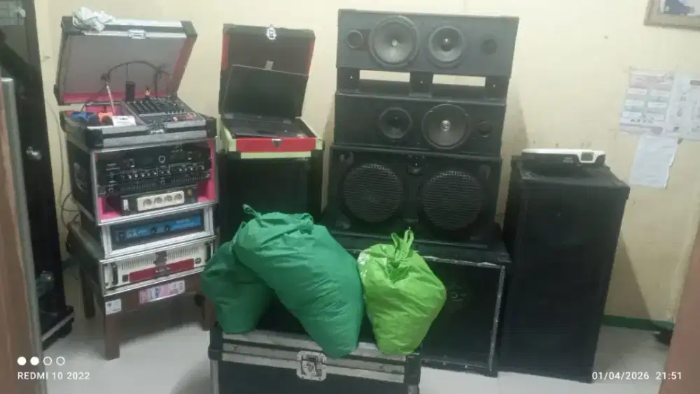 Proyektor berikut sound sistem harga nego