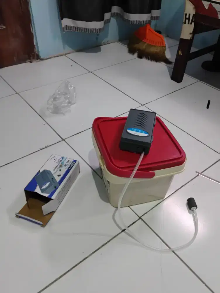 Aerator baterai merk roston dan ember coklat