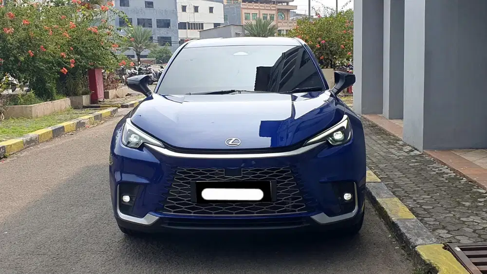 Km 14rb lexus lbx luxury hybrid 2024 biru