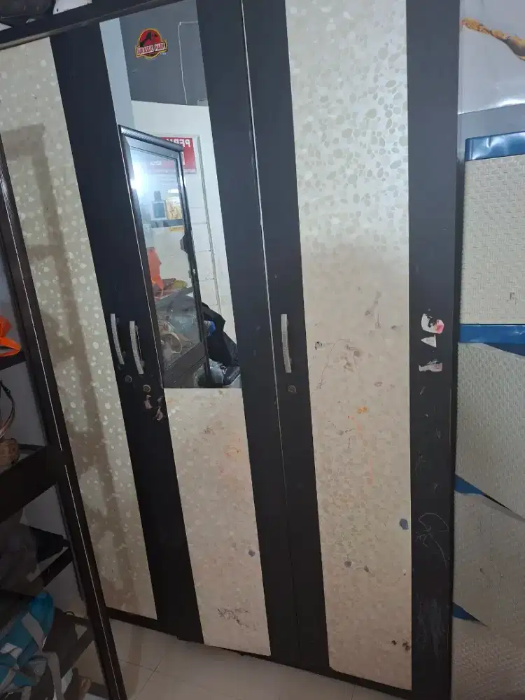 Si jual lemari 3 pintu masih bagus
