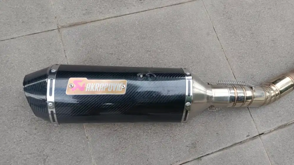 Kenalpot yamaha R15V3 akramovic