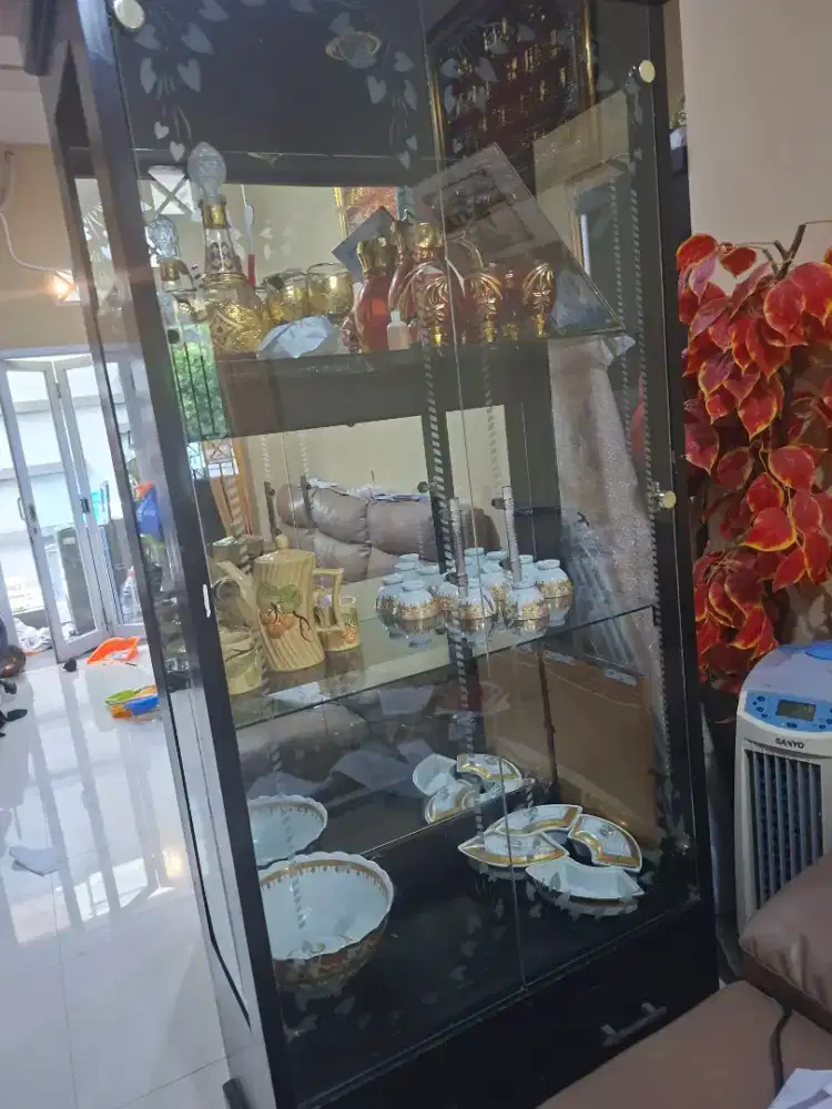 Dijual lemari hias ..