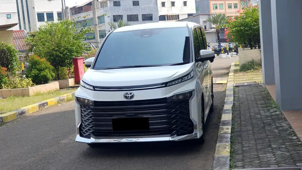 Km17rb toyota voxy tss 2023 putih camera 360 pajak panjang