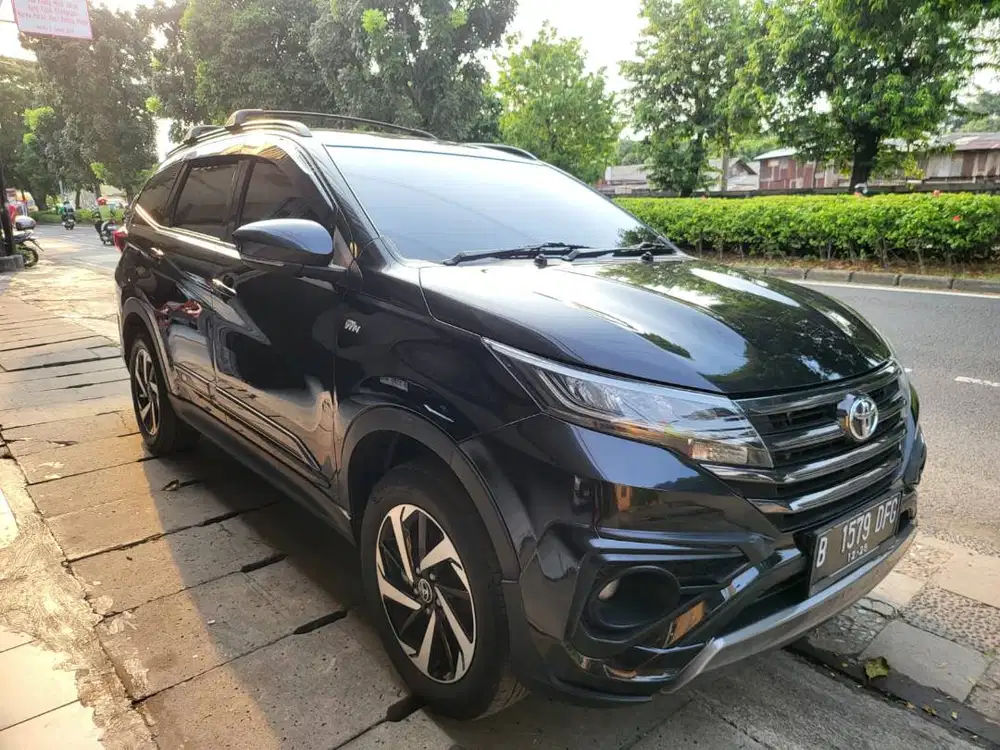 Toyota Rush GR Tahun 2021 Hitam AT