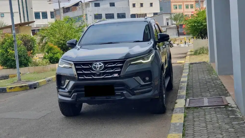 Low Km.31rb Toyota Fortuner VR-Z 2.8 GR Sport Diesel AT ABU