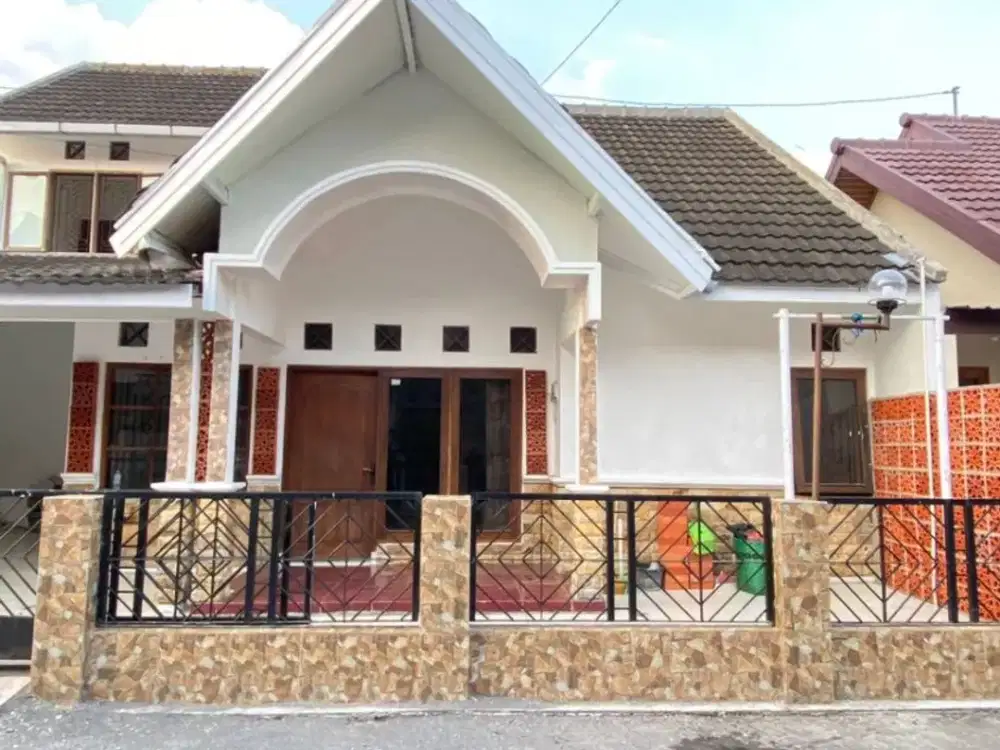 DISEWAKAN RUMAH DEKAT FASILITAS KOTA 4 KAMAR TIDUR, CARPORT LUAS, LEGALITAS AMAN DI KAB SLEMAN