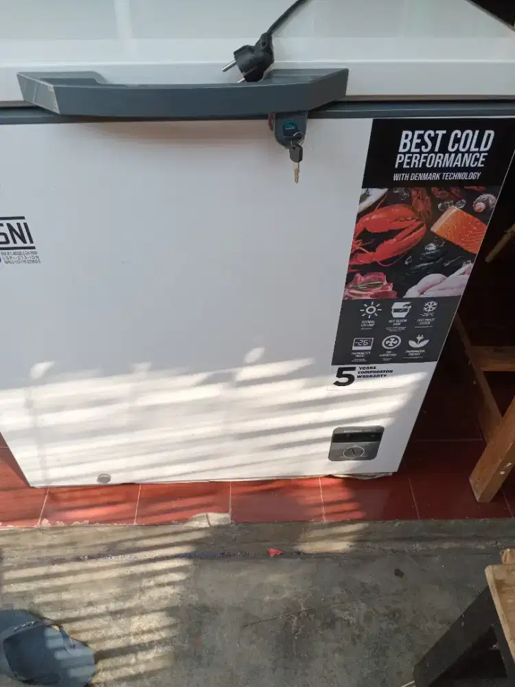 Showcase dan freezer box merk gea