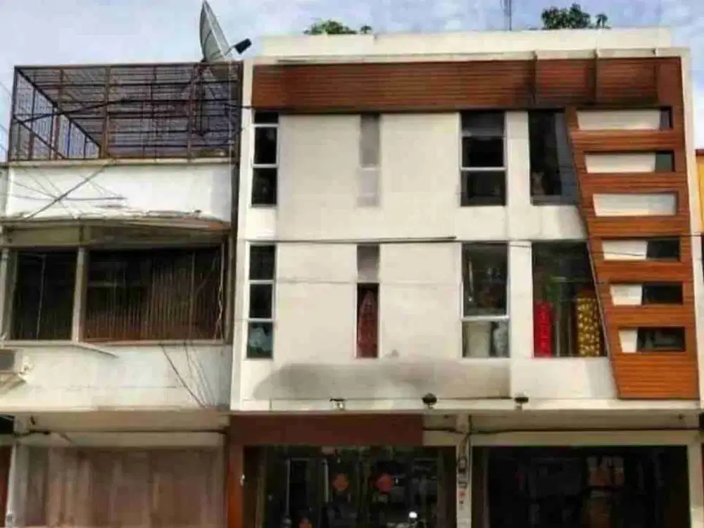 Ruko Gandeng 3 pintu Strategis Pusat Kota Pekanbaru Untuk Showroom