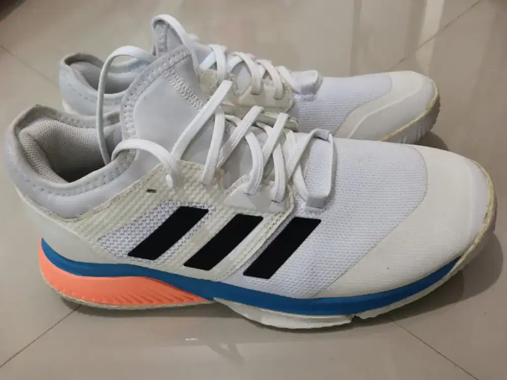 SEPATU BADMINTON ADIDAS