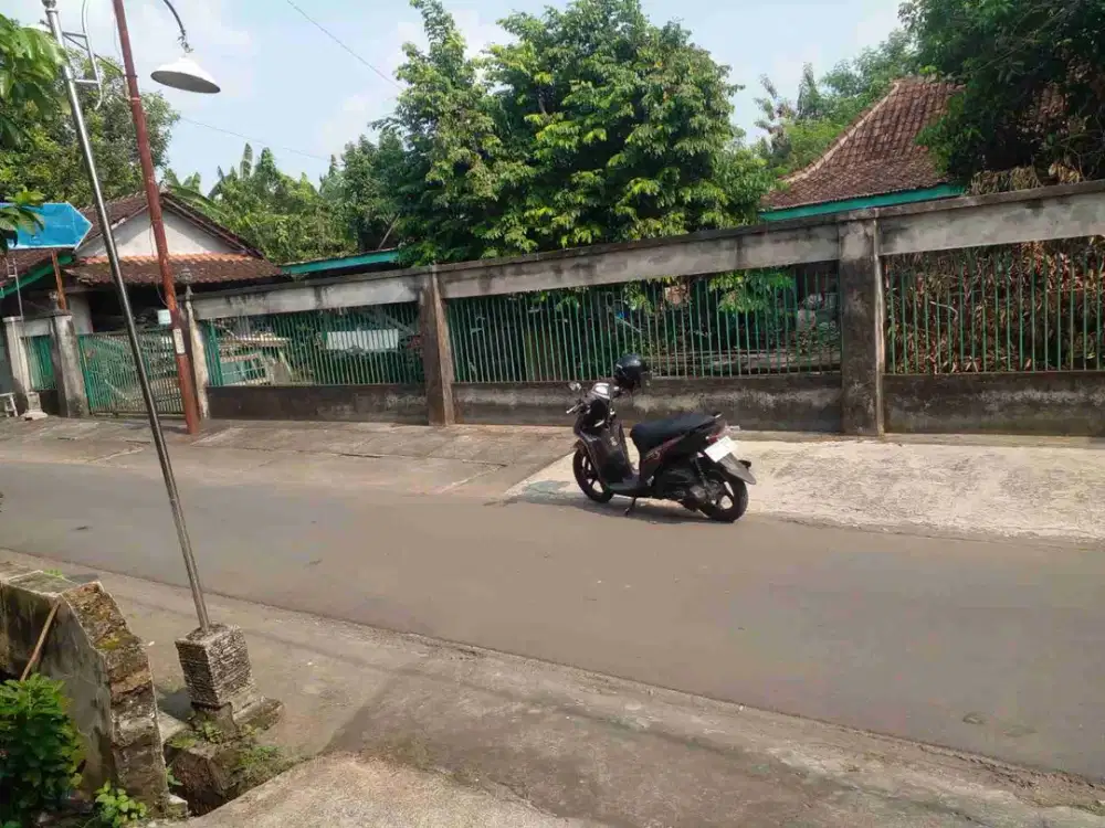 Tanah Strategis & murah 
Luas  900m2  muka 20m   25m dari  jalan raya , +/- 10 menit dari semanggi Solo, Bekonang Mojolaban sukoharjo :