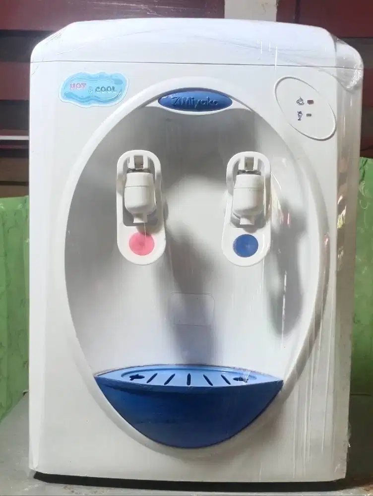 Dispenser panas dan dingin biasa. Bisa buat teh panas dan cofee panas.