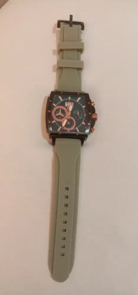 Jam tangan Christ Verra.