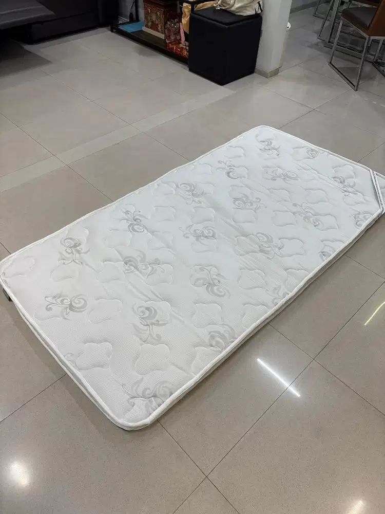 Tatakan kasur merk Quantum