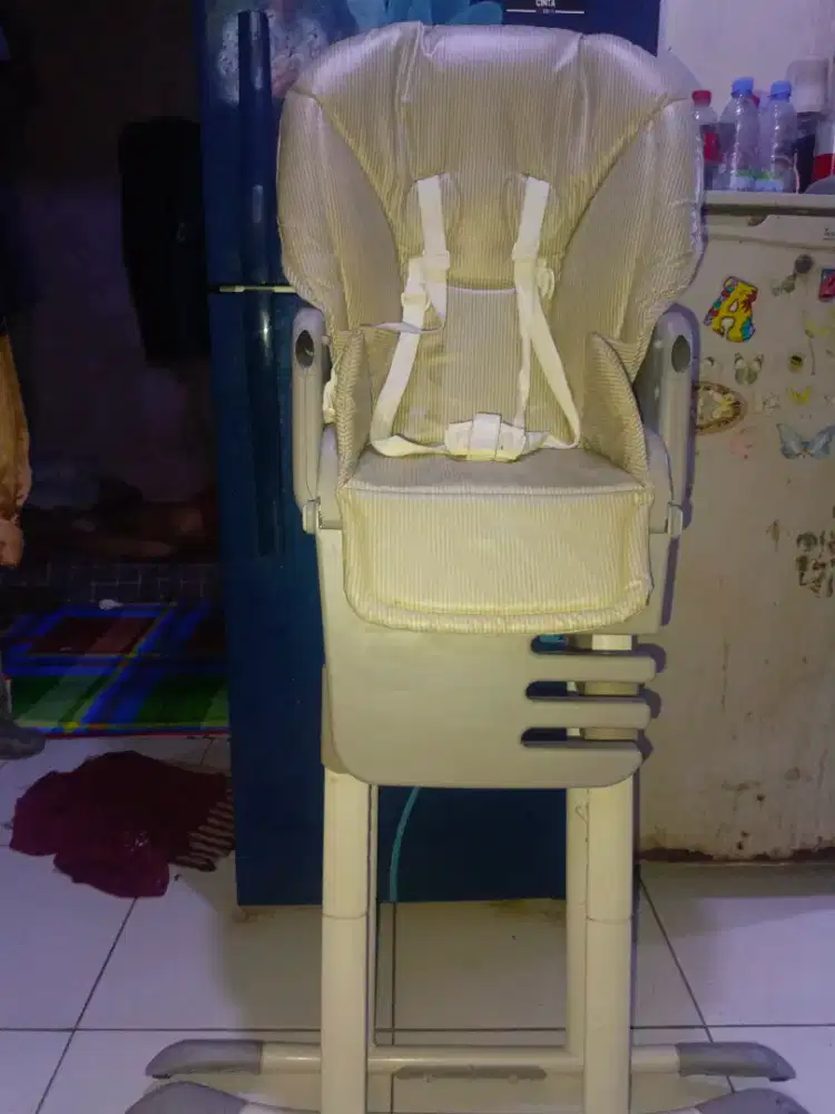 Kursi makan bayi