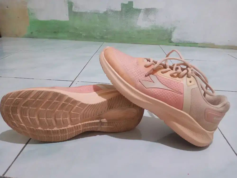 Sepatu diadora flecher