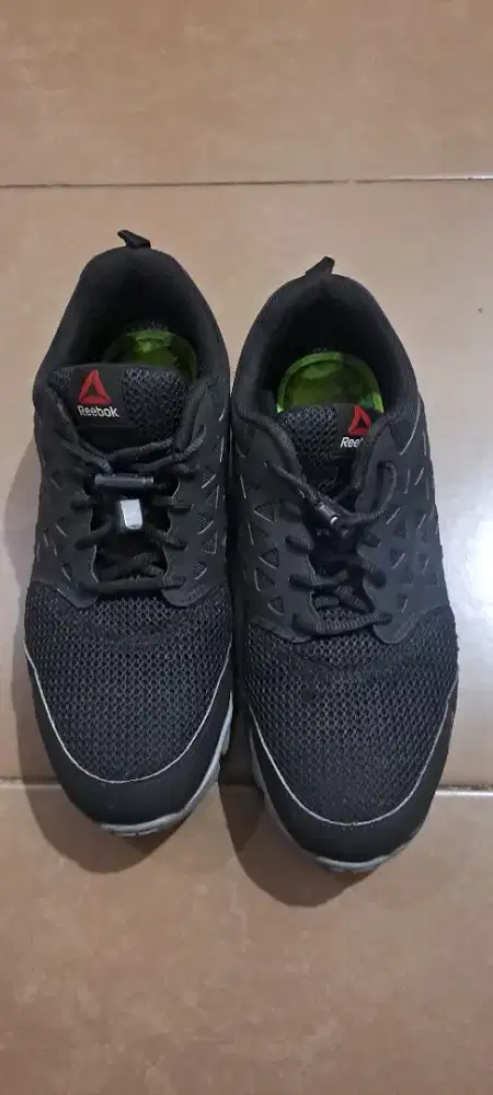 Sepatu safety Rebbok