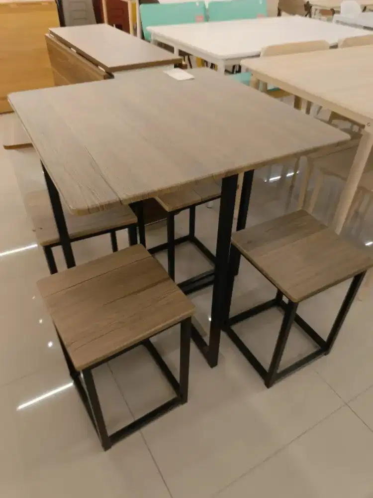 LOOK TABLE WITH 4S TOOLS WALNUT