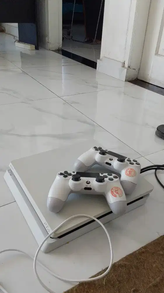 Ps 4 1tb lengkap limited warna putih ttbt