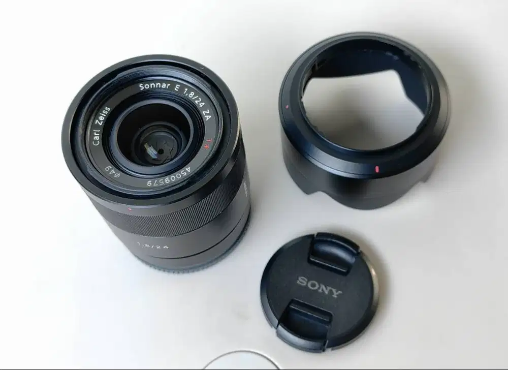Sony SEL24F18Z Lensa E 24mm F1.8 CARL ZEISS Sonnar Mirrorless APSC