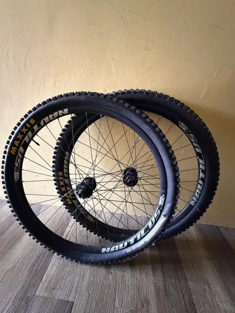 Ban maxxis 29 x 24.5 berikut pelek dan lain-lain