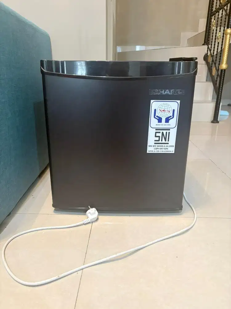 SHARP SJ50MBXW Kulkas Lemari es Portable - Hitam