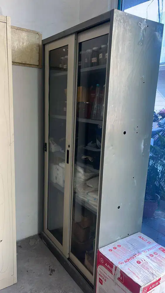 Lemari Besi Pintu Kaca 4 Sekat Bekas Kondisi 90% Bagus