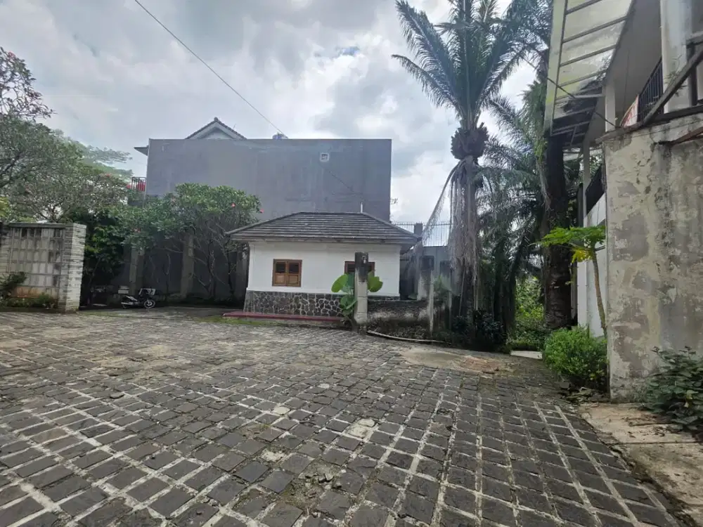Rumah Hitung Tanah Saja dengan Halaman dan Parkiran Luas Cocok untuk Hunian Kantor dan Ruang Usaha akses dekat MRT Lebak Bulus