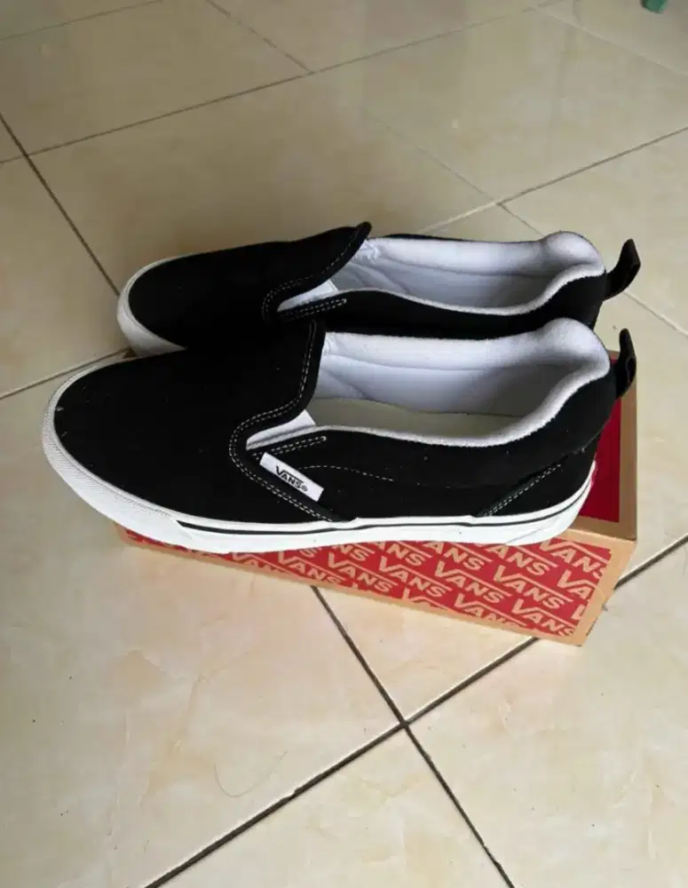 Sepatu vans knu slip on black