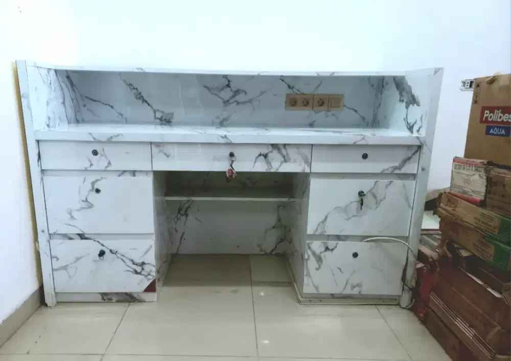Meja Kasir Salon Motif Marmer