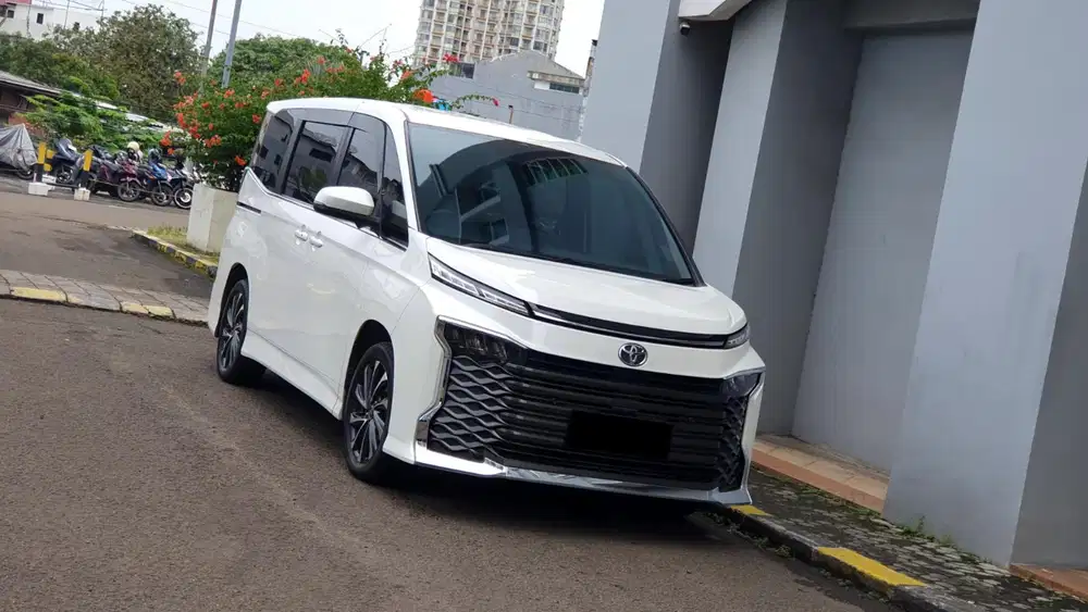 [ LOW KM ] Toyota Voxy 2.0 CVT TSS Camera360 AT Putih 2022/2023