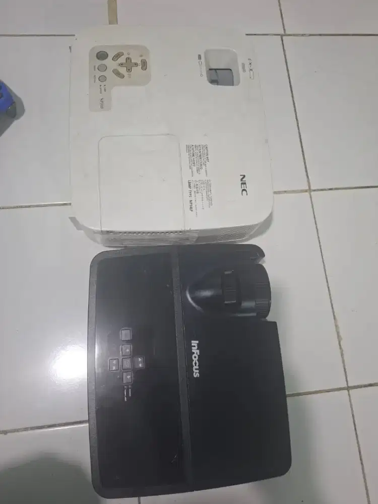 dijual murah 2 yunit proyektor nyalah